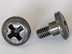 2539-013　段付きネジ M4x2.5 (在庫限り)