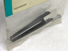 016-012　マフラーホルダー(ハットリ用)　京商キャリバー60用